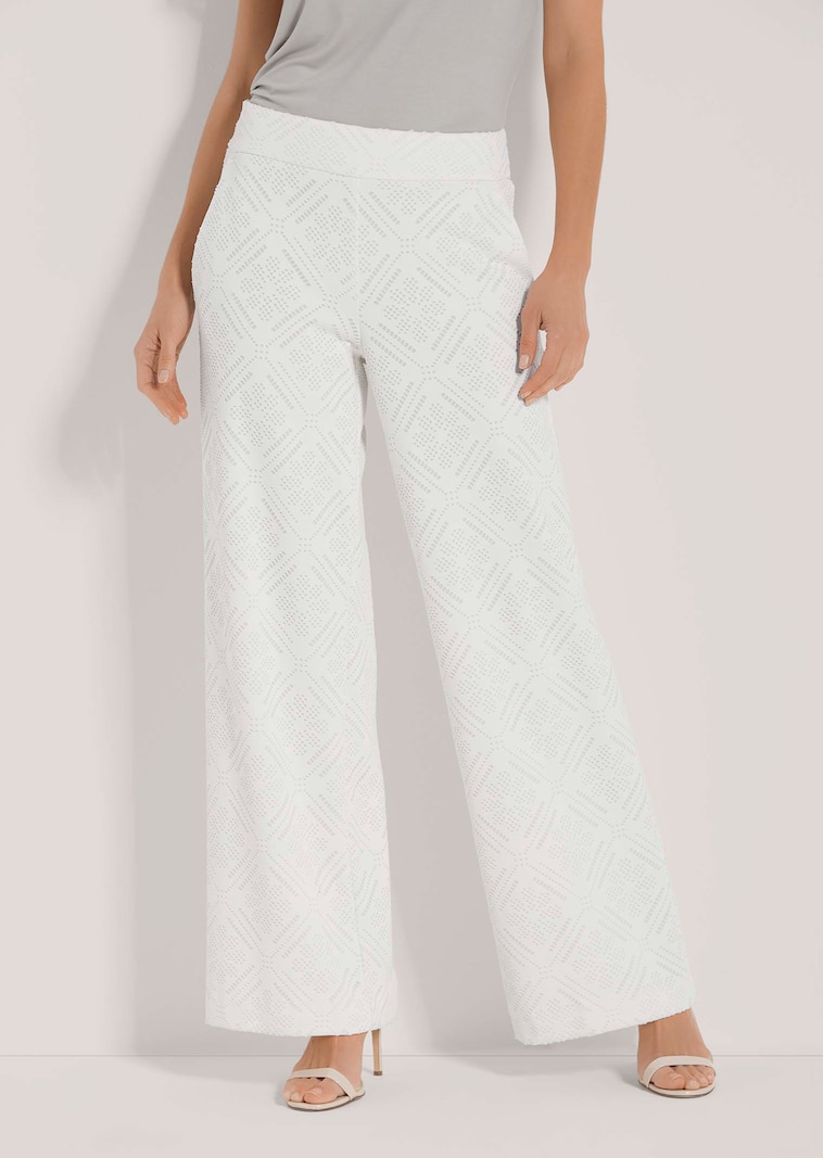 Weite Hose mit Lochstickerei