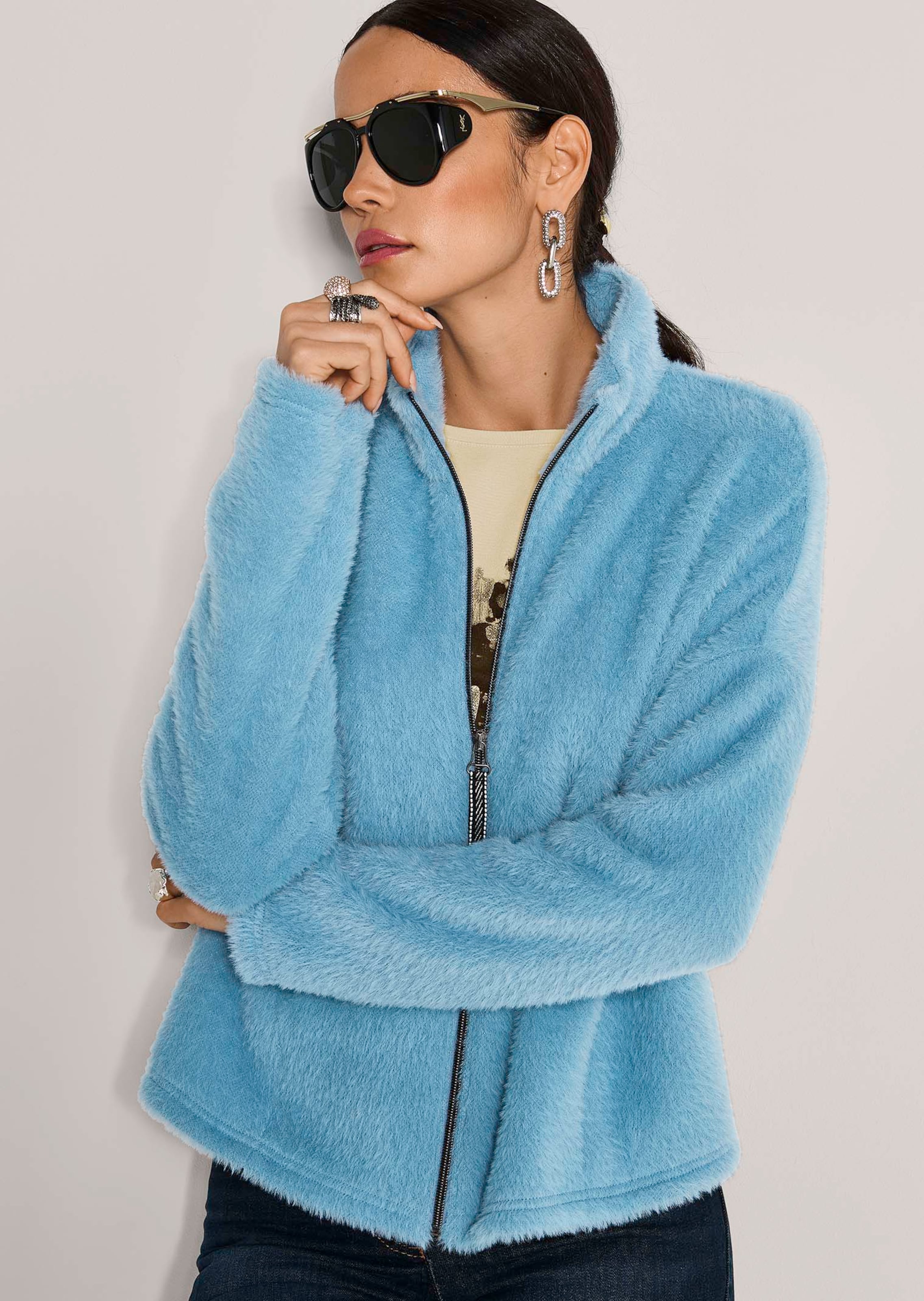 Short faux fur jacket in smoke blue | MADELEINE Fashion