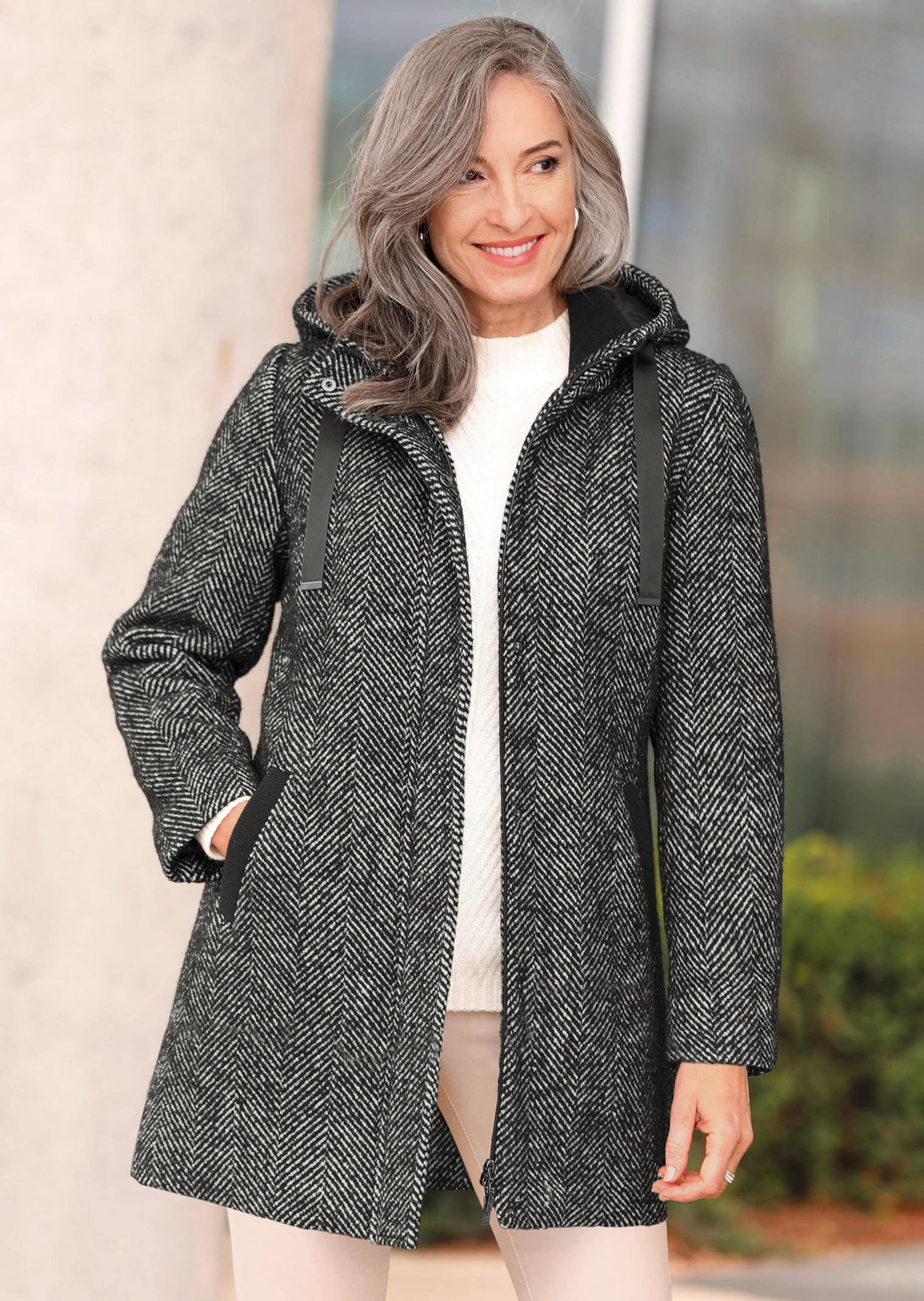 Kurzmantel im Fischgrätmuster mit Kapuze in schwarz weiß atelier