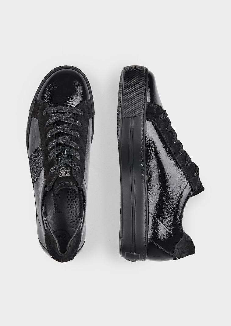 Sneaker aus Lackleder und Textil