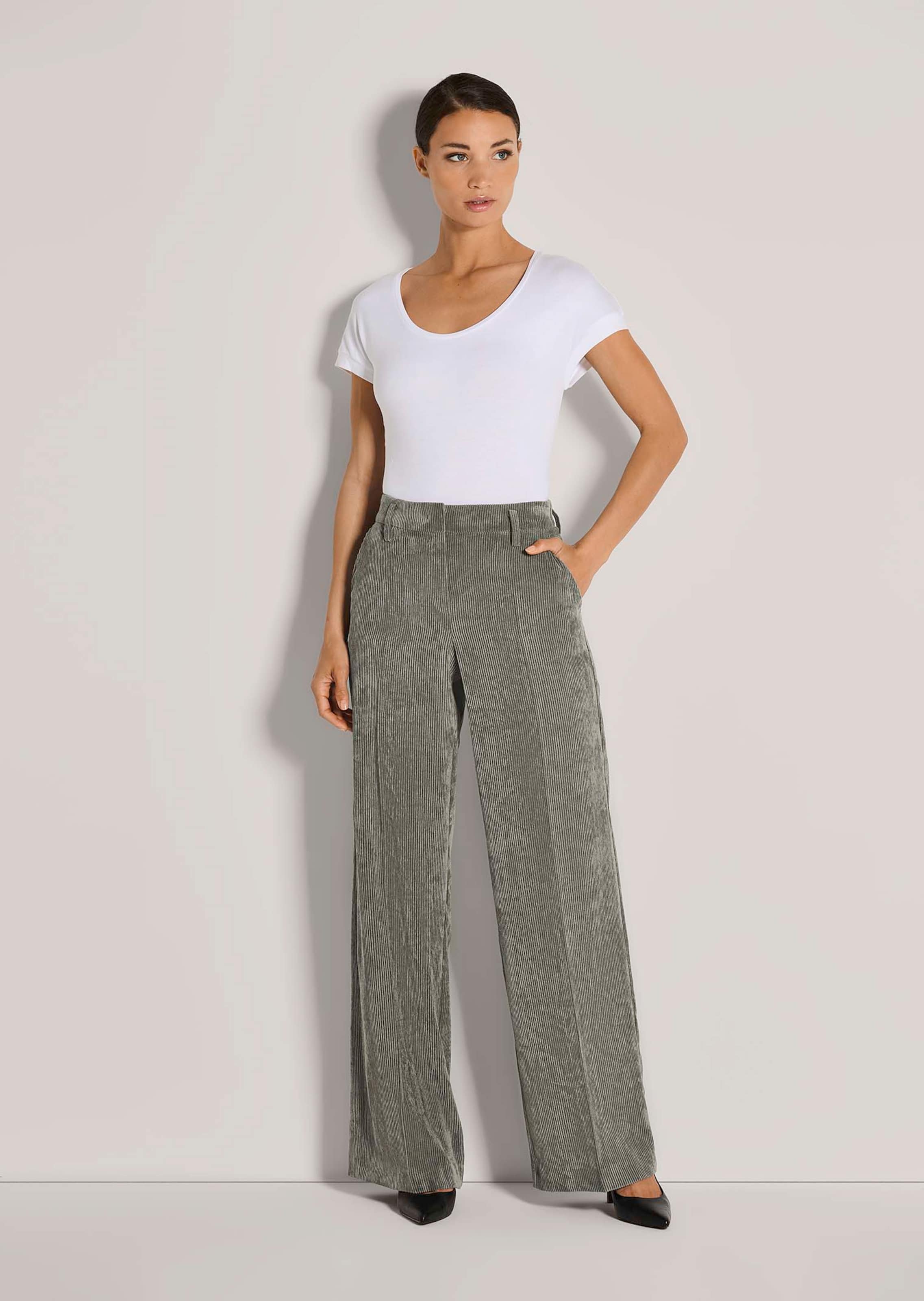Weite Cordhose mit Bügelfalten