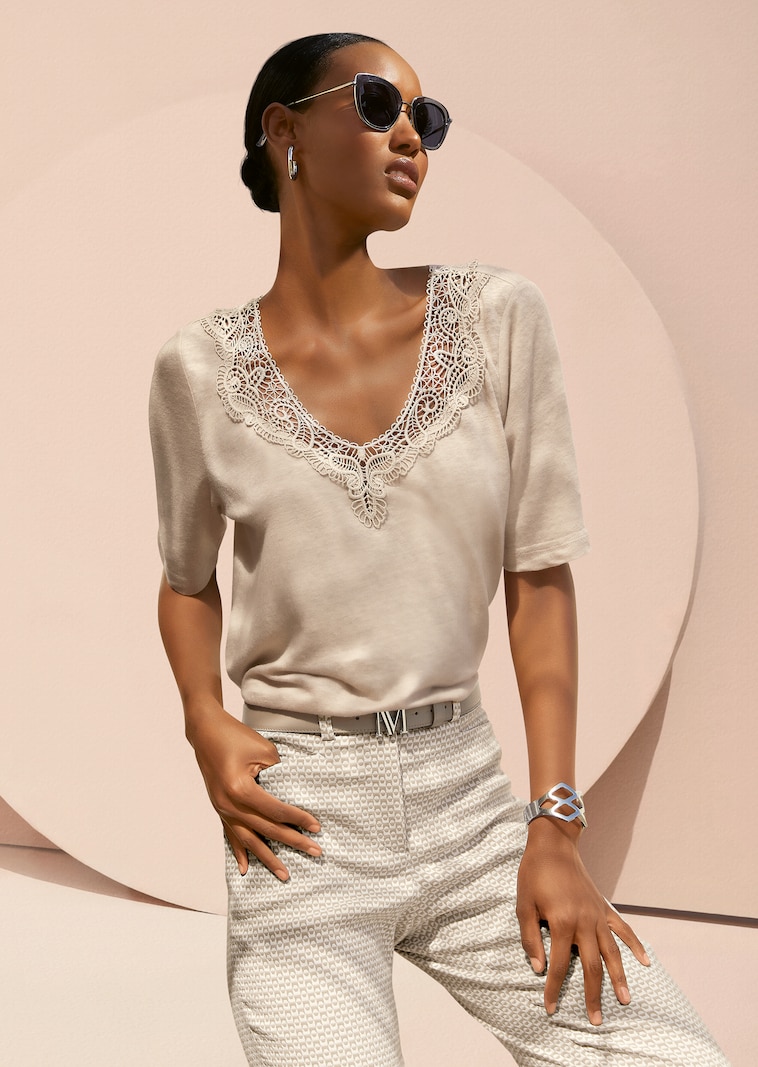 Kurzarm-Shirt aus Leinen mit feinem Spitzen-Akzent