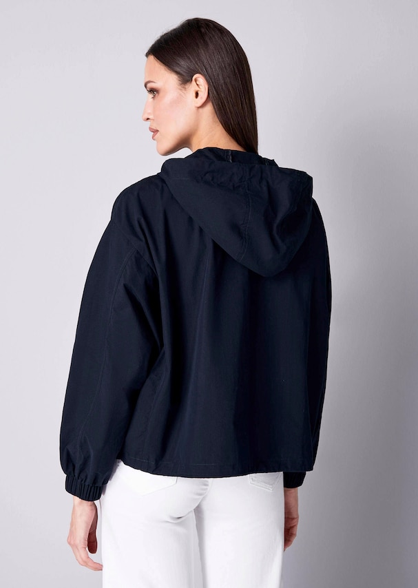 Jacke mit aufgesetzten Taschen vorne 2
