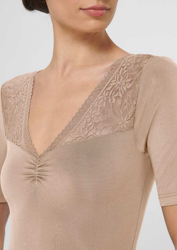 Short-sleeved body with V-neck and lace 4