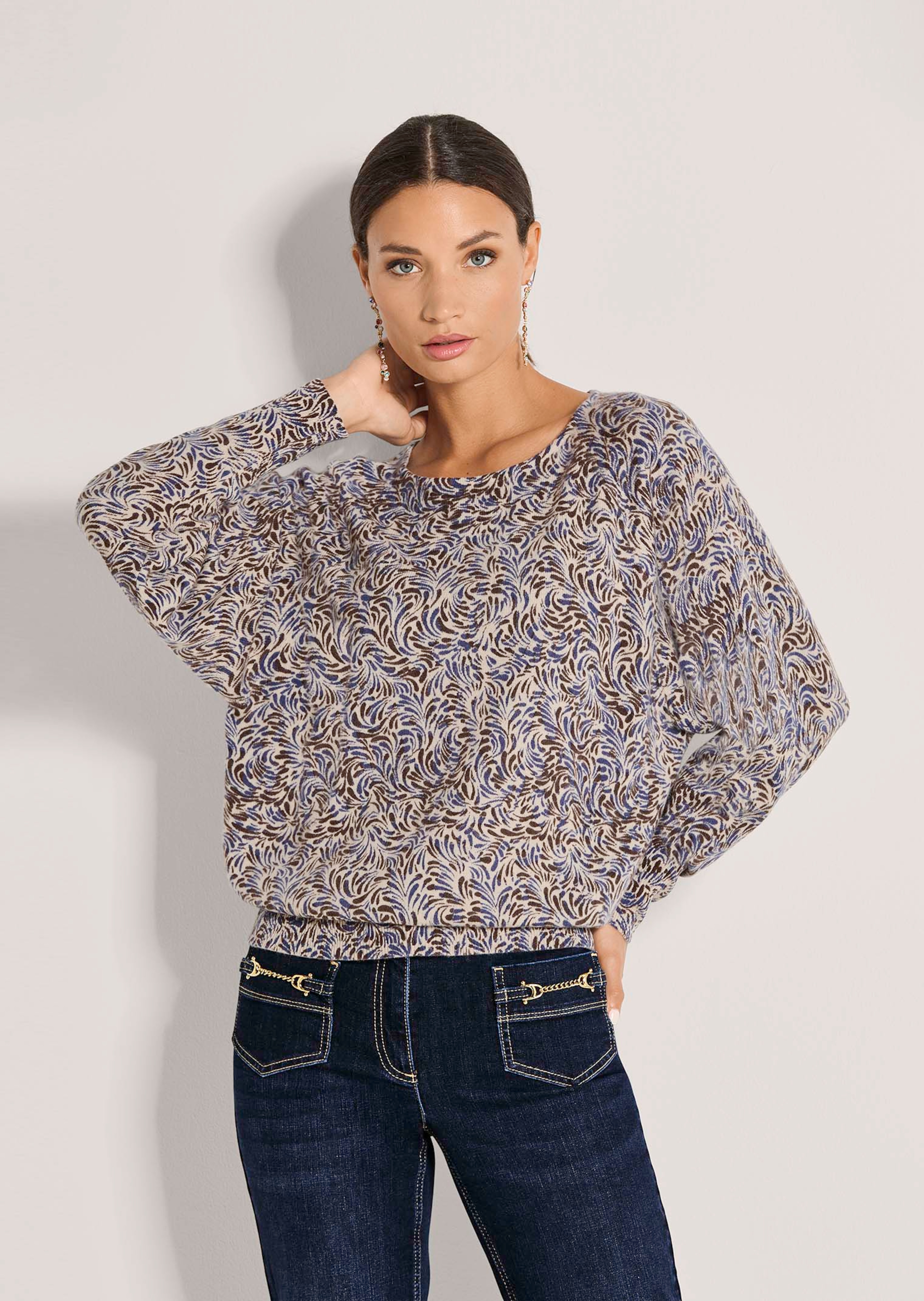 Bedruckter Kaschmirpullover mit Fledermausärmeln