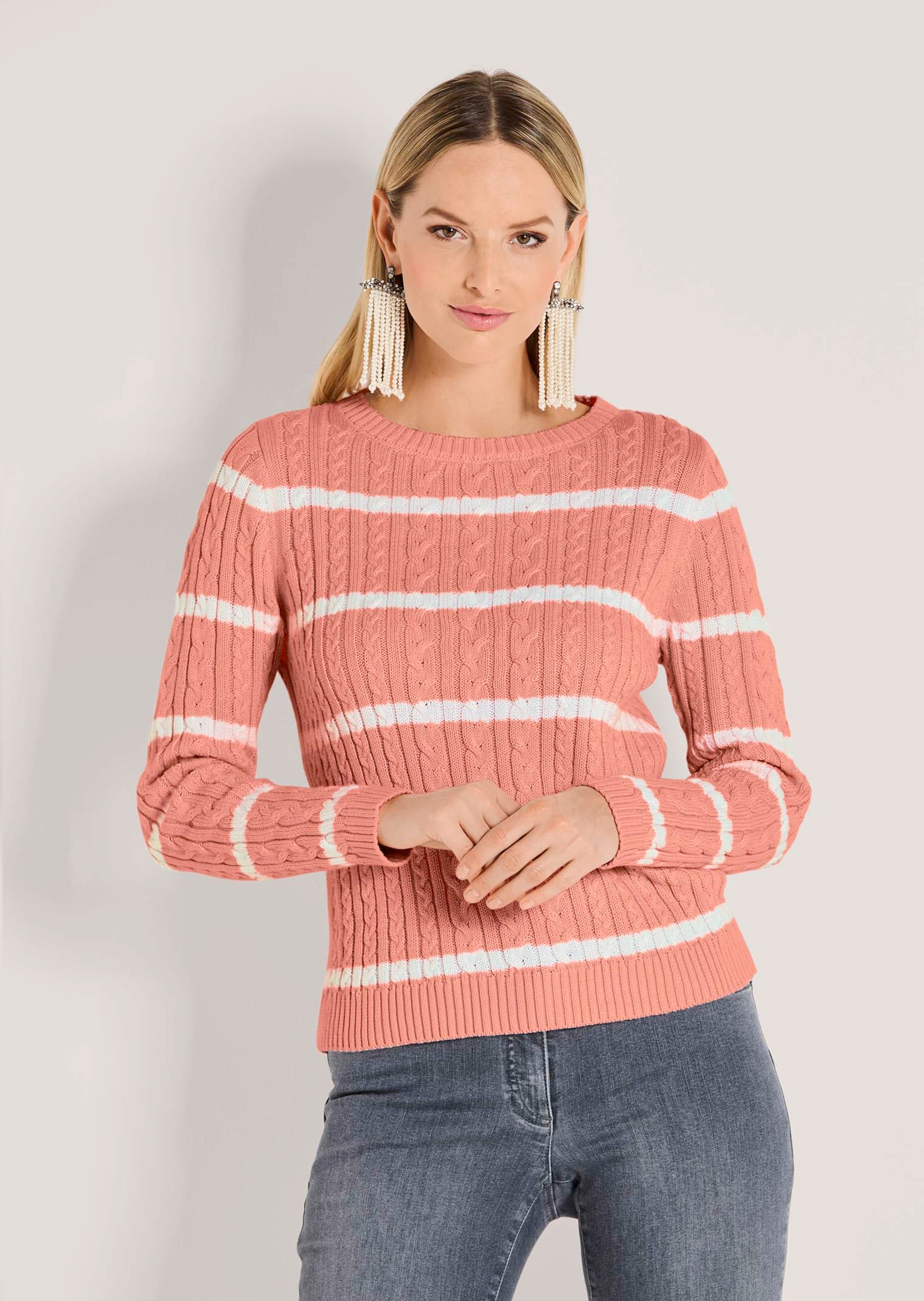 Pull à motif torsadé