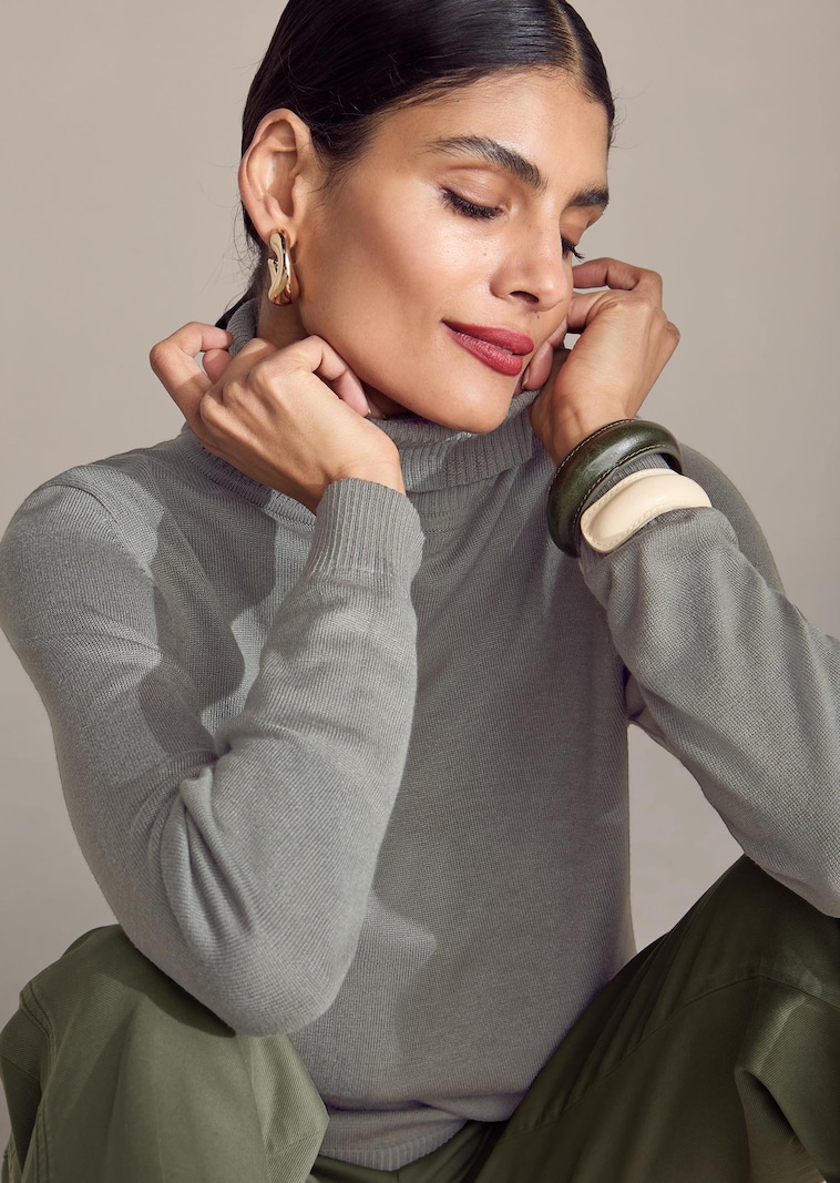 Figurnaher Feinstrickpullover