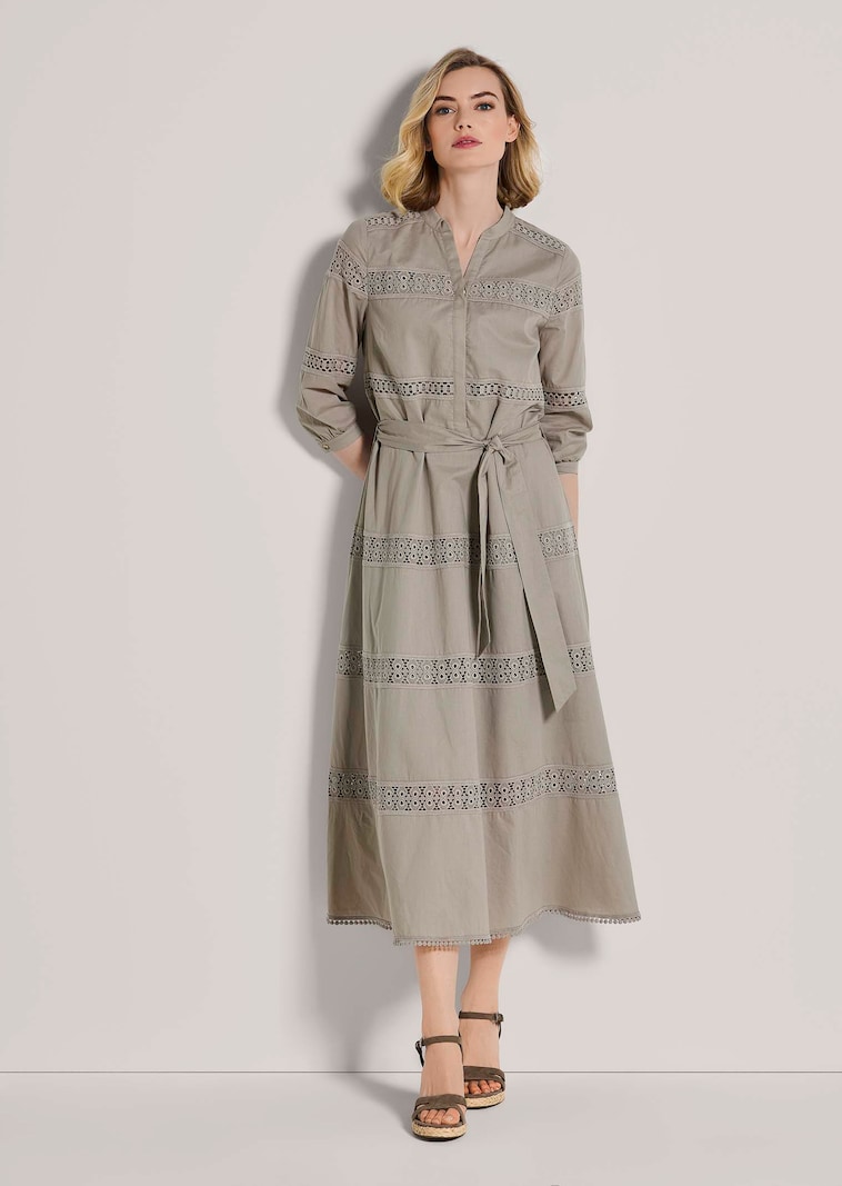 Langes Kleid mit Spitzen-Einsätzen