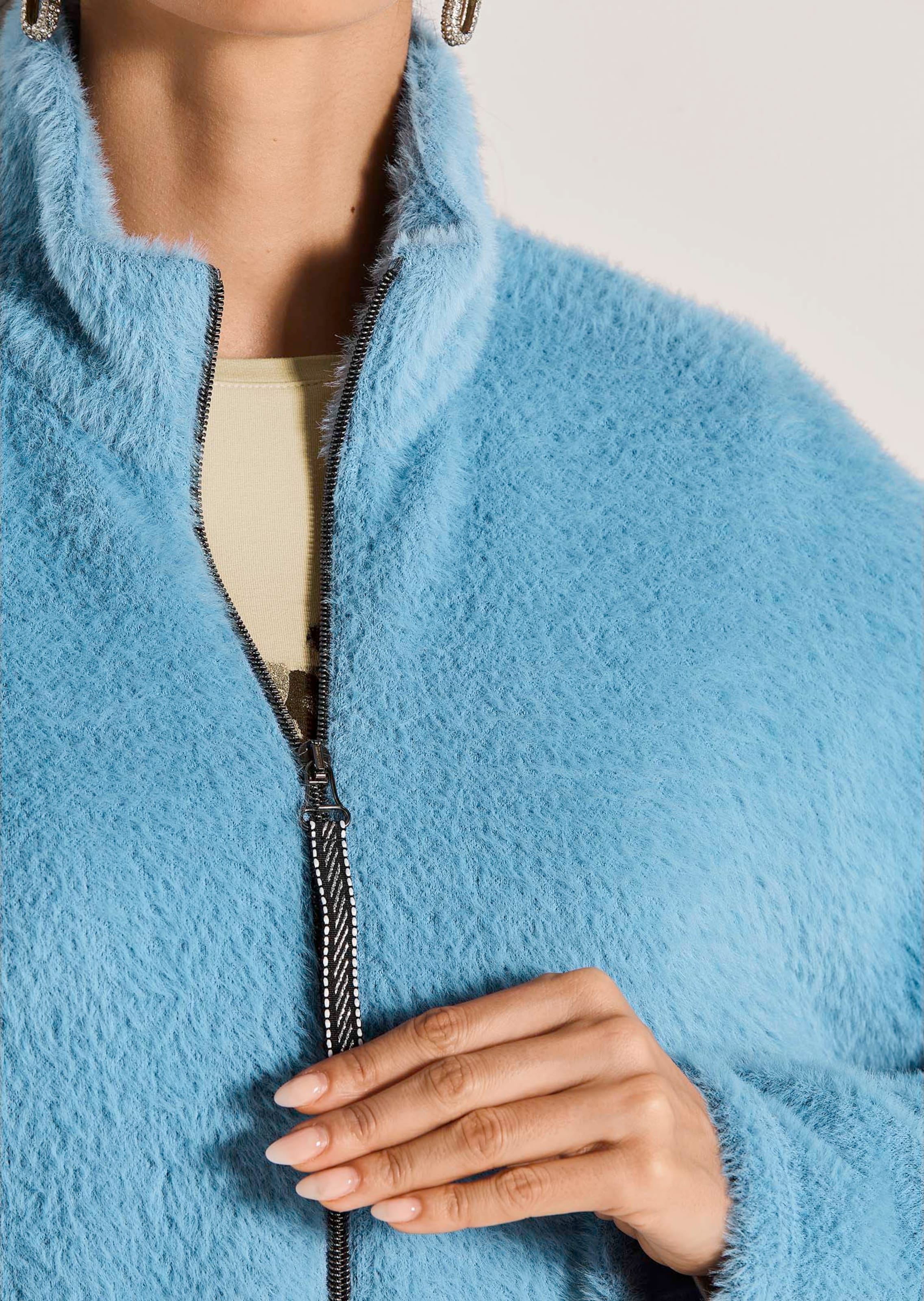 Short faux fur jacket in smoke blue | MADELEINE Fashion