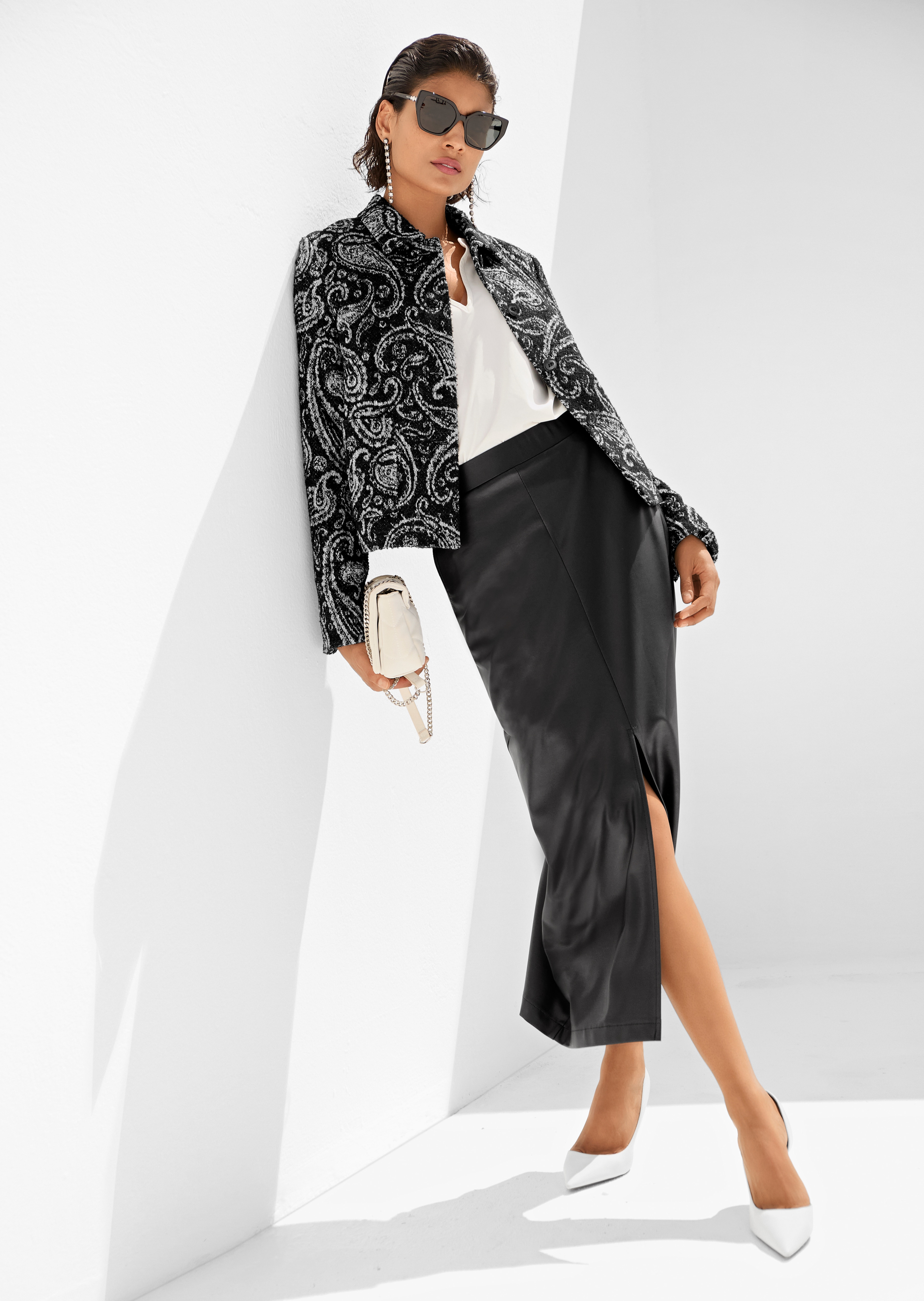 Kurzblazer mit kontraststarkem Paisley-Muster