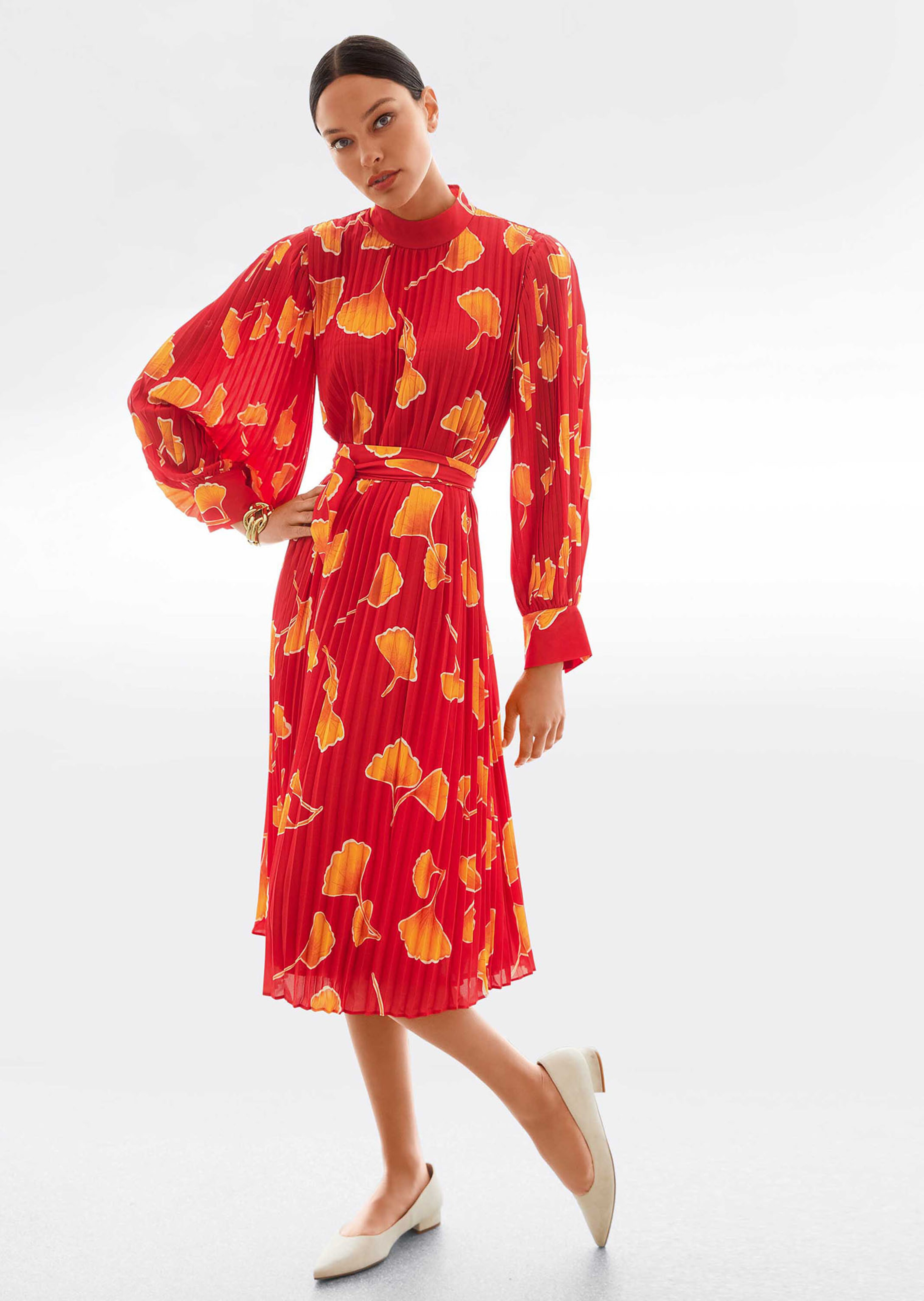 Plisseekleid mit Stehkragen und Manschettenärmeln