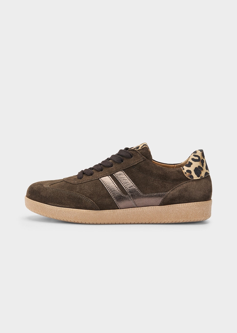 Sneaker mit dezenten Leo-Einsätzen