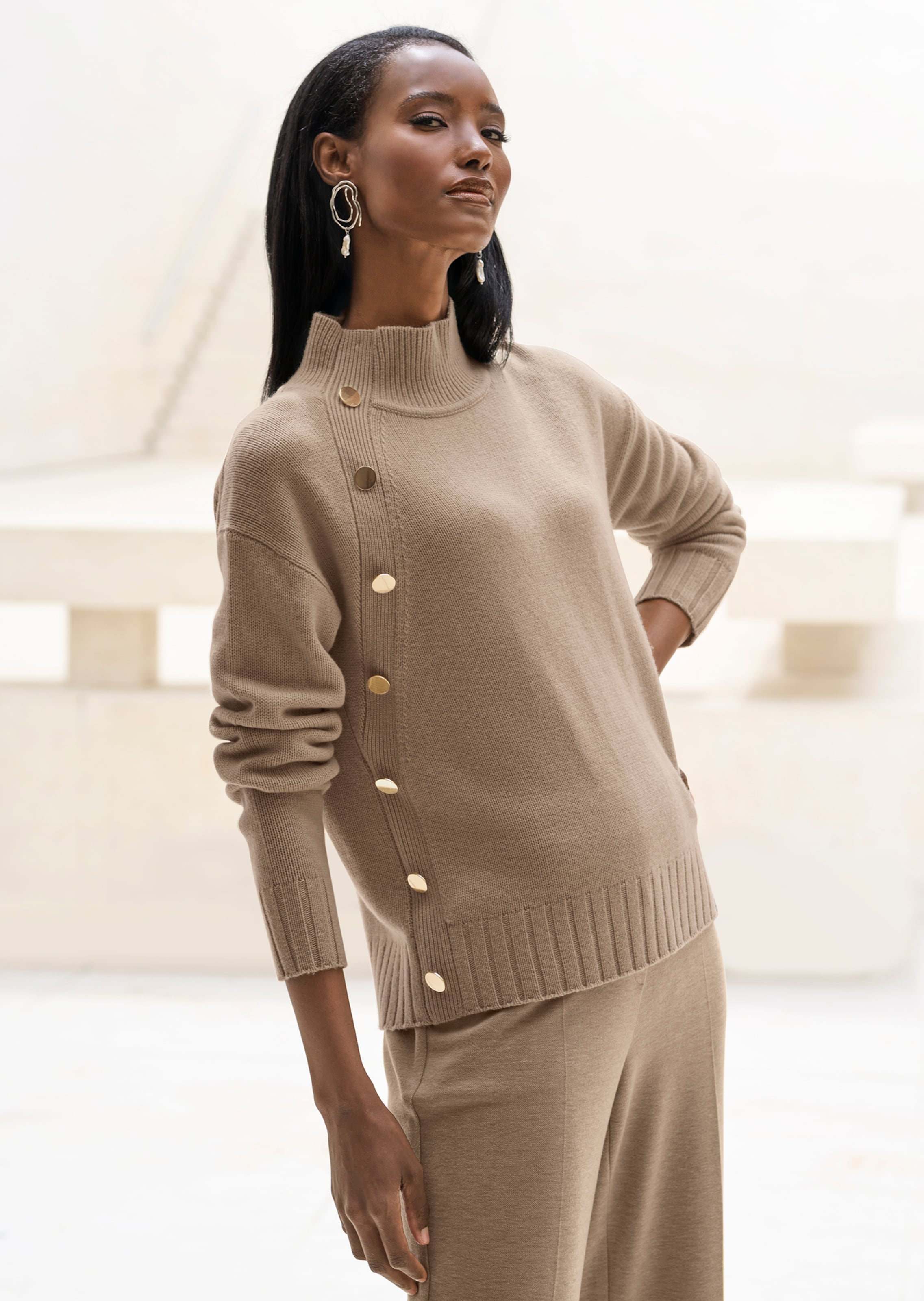 Stehkragen-Pullover mit Zierknöpfen