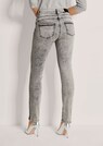 Schmale Jeans mit Strass und Stickerei thumbnail 3