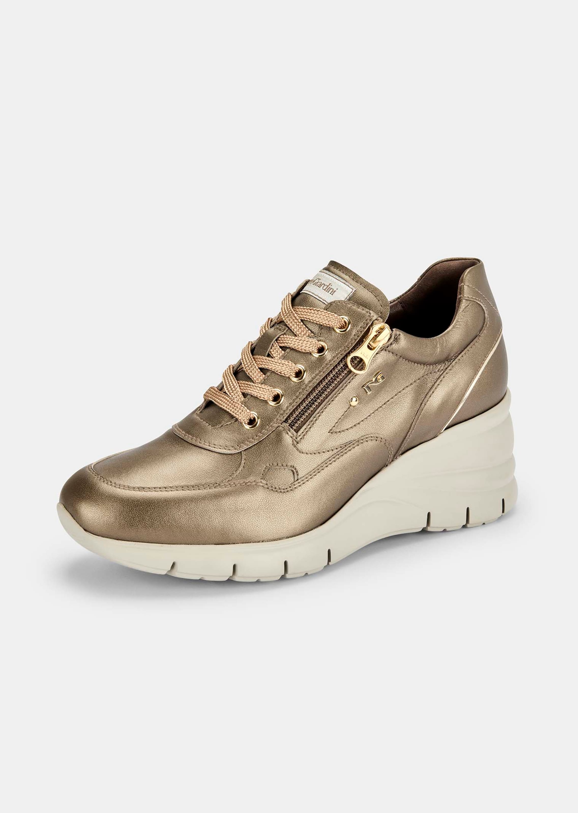 Sneaker mit integriertem Keilabsatz