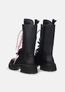 Hohe Stiefel mit unterschiedlichen Schnürsenkeln thumbnail 2