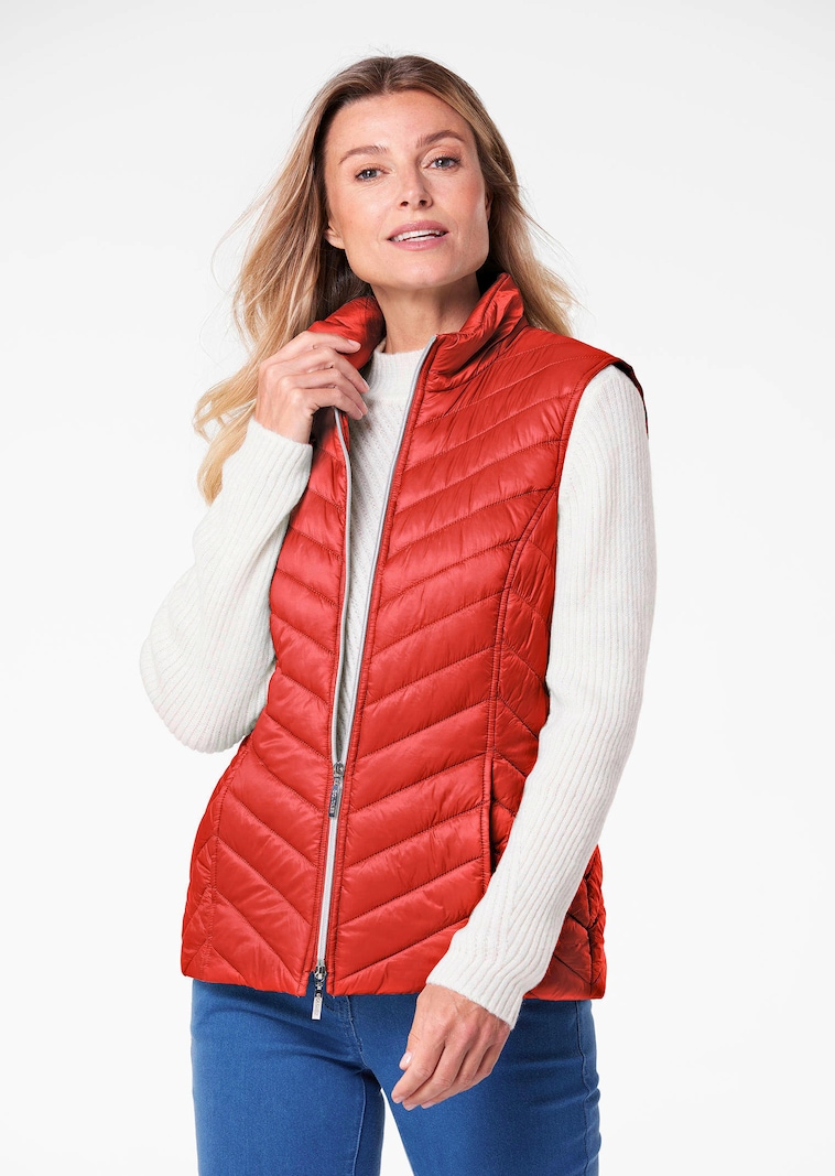 Figurschmeichelnde Weste mit leichter Wattierung