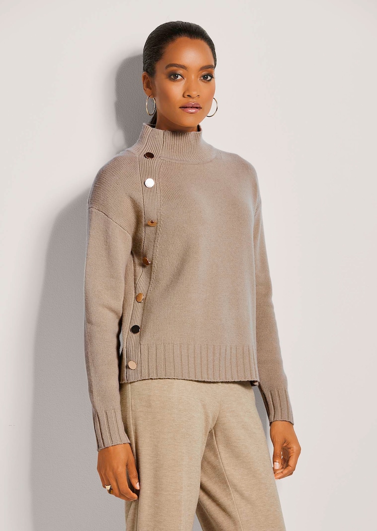 Stehkragen-Pullover mit Zierknöpfen