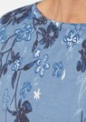 Leichter Druckpullover mit femininen Ausschnitt thumbnail 5