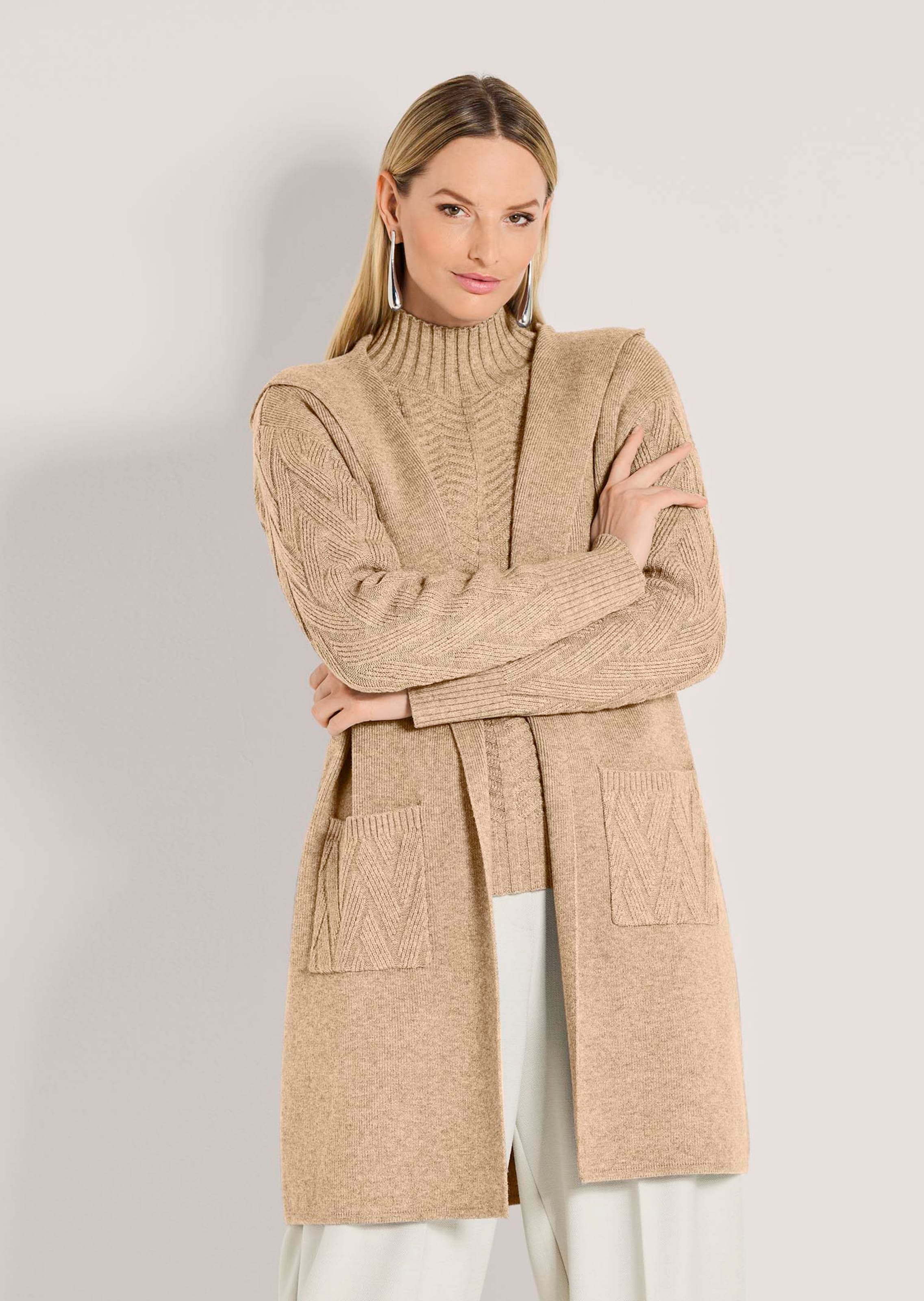 Lange Strickjacke mit Kapuze