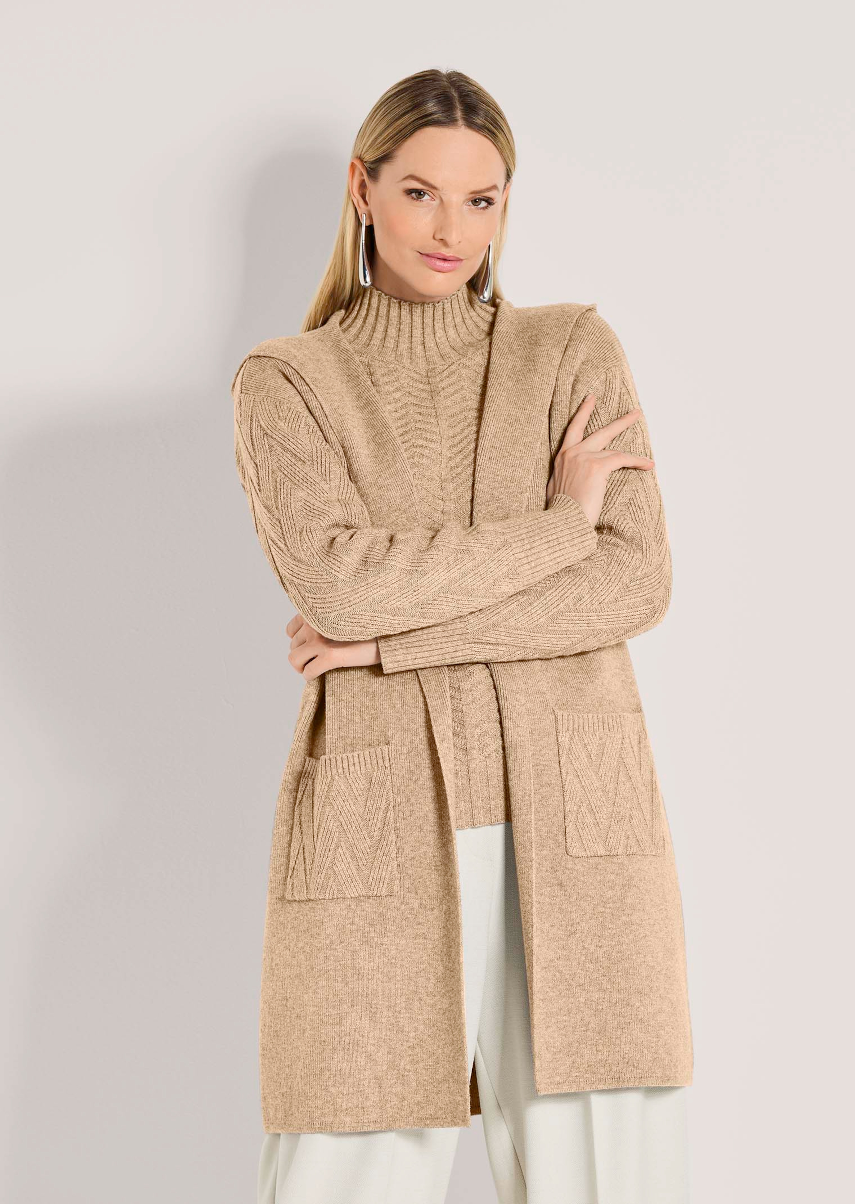 Lange Strickjacke mit Kapuze