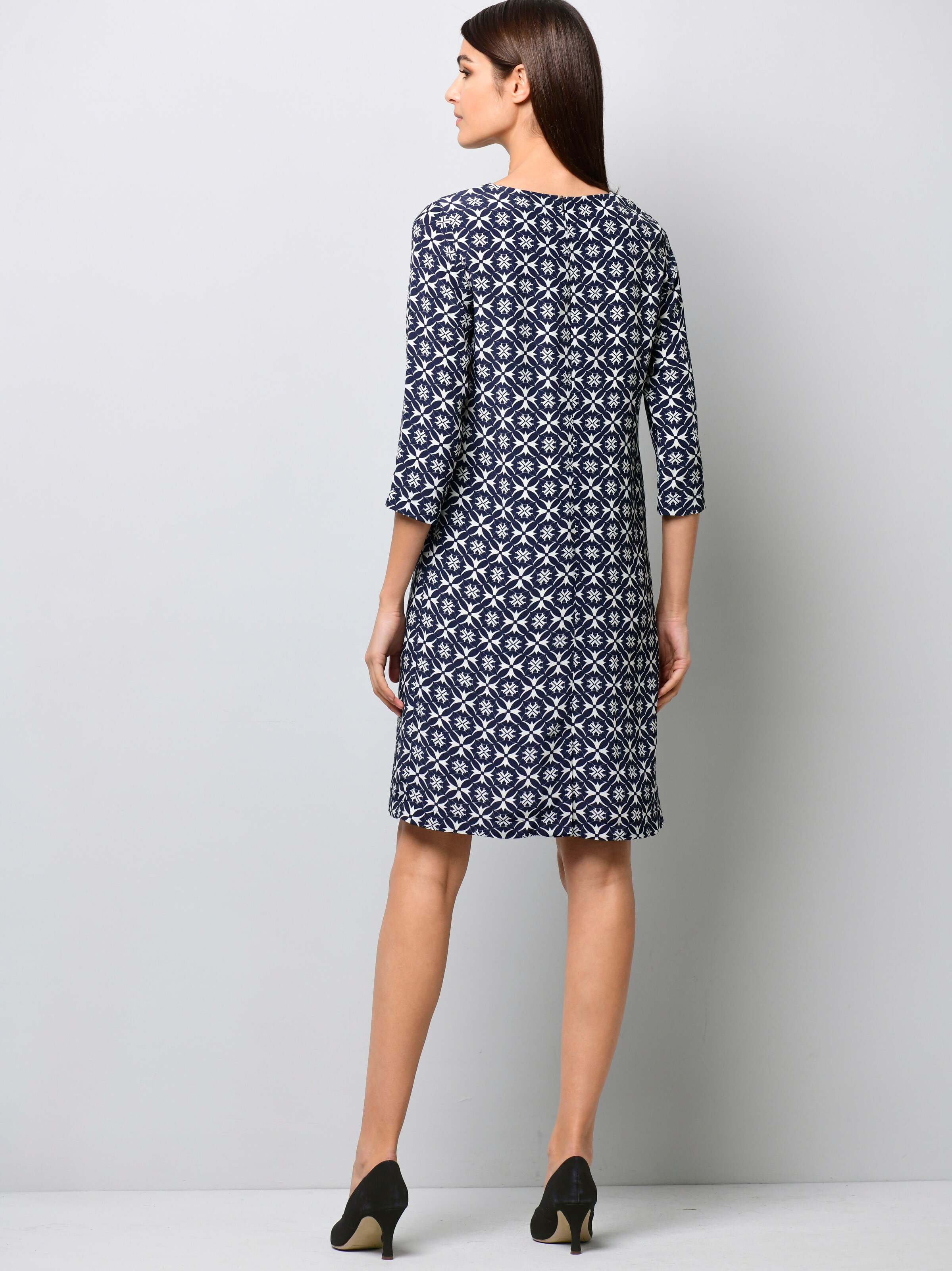 Kleid in gerader Form 1