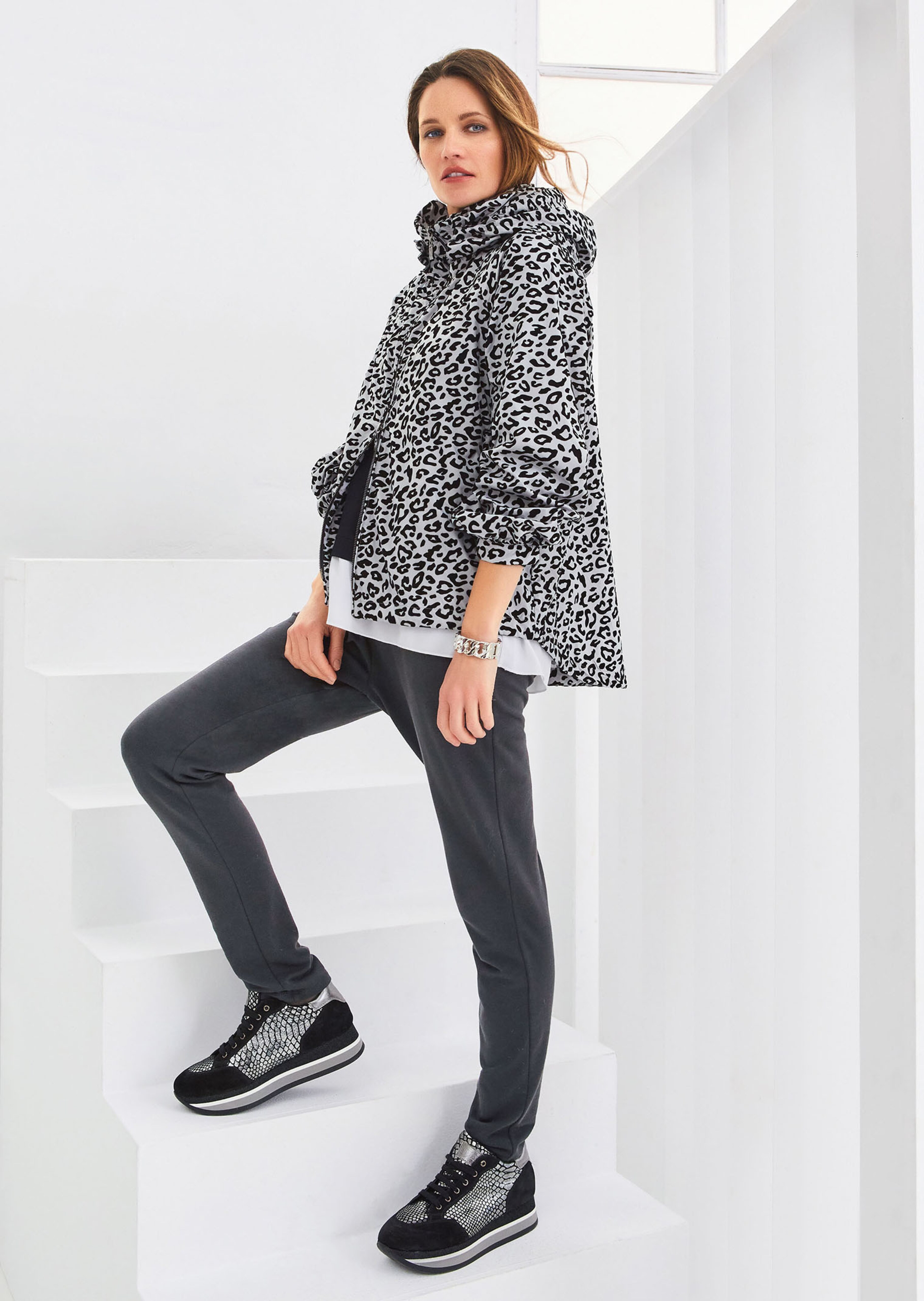 Fashionable lace-up in platform trainers