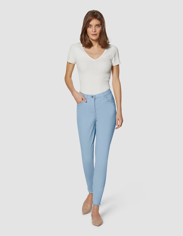Jeans with fine fringing at the bottom of the legs 1