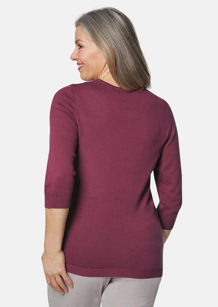 Sommerlicher Strickpullover mit Ajourmuster