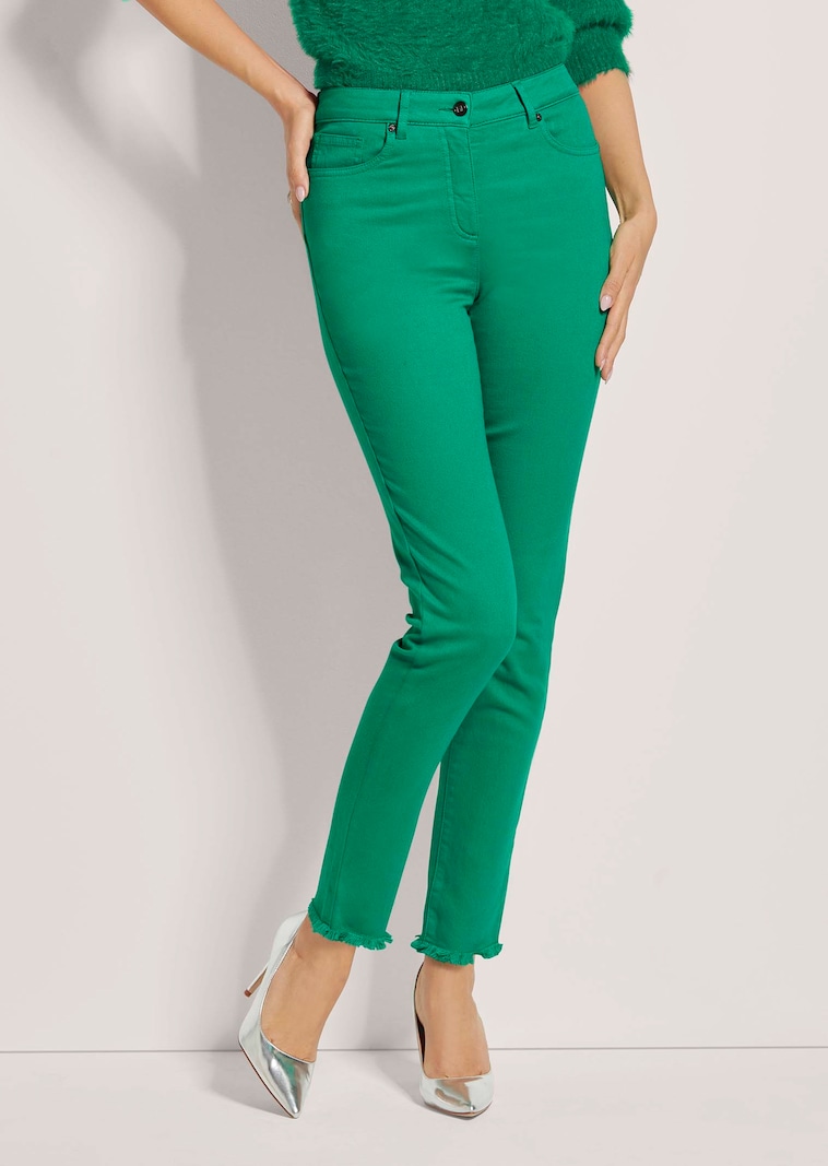 Jeans mit feinem Fransensaum