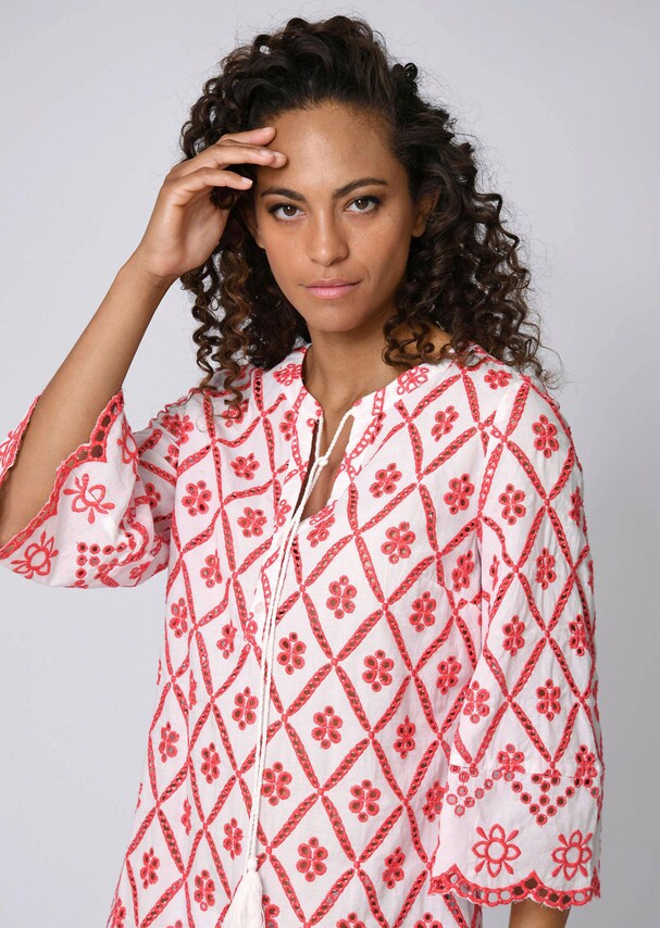 Bluse mit aufwändiger Lochstickerei