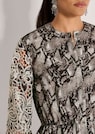 Kleid mit Schlangen-Print und Spitzen-Ärmeln thumbnail 5