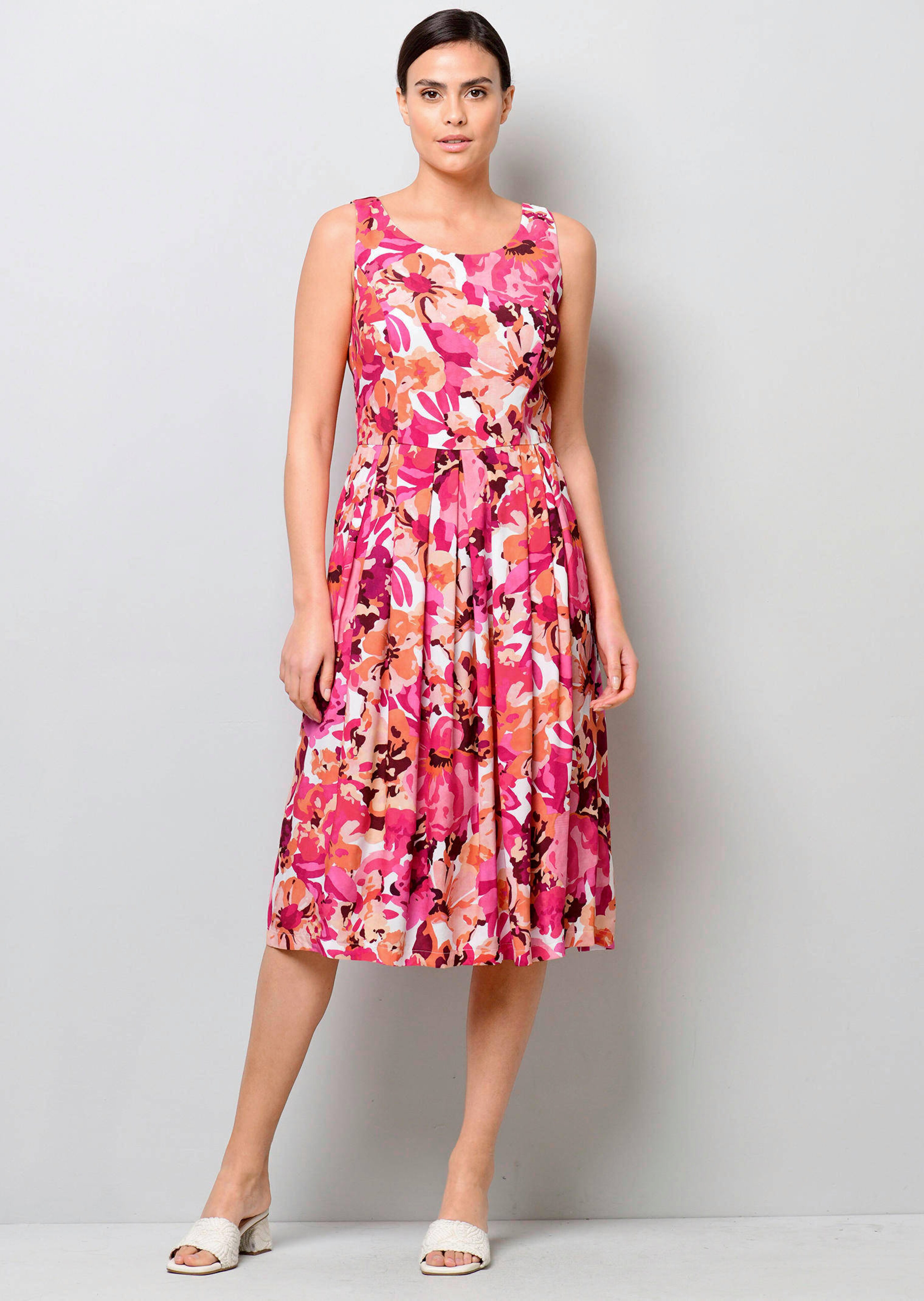 Kleid mit Falten in der Taillennaht