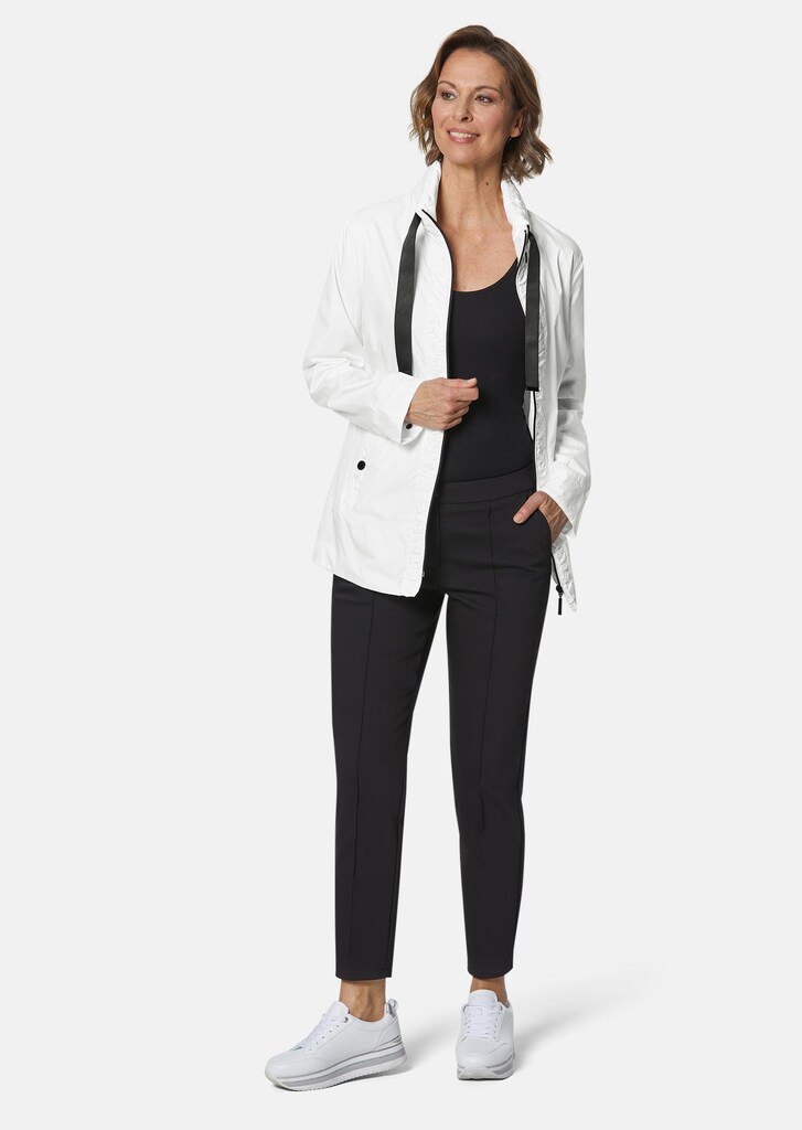 Jacke mit liebevollen Raffungen und versteckter Kapuze