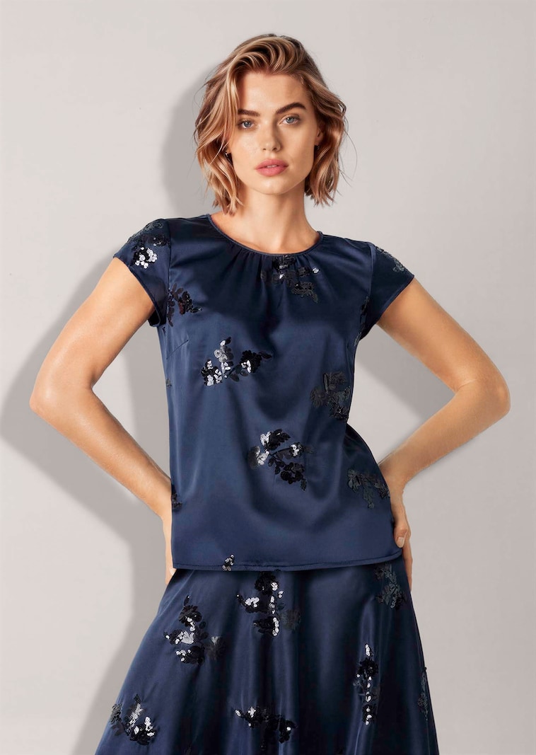 Satinbluse mit Paillettenmotiven