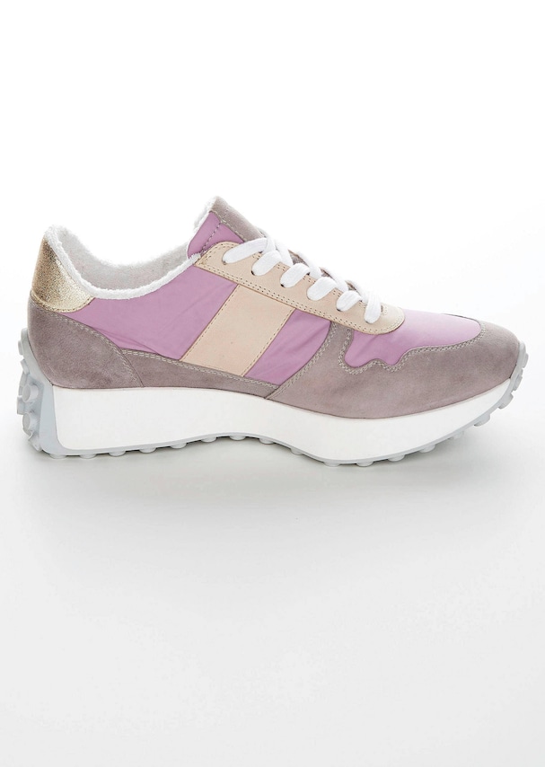 Sneaker mit modernem Materialmix 5