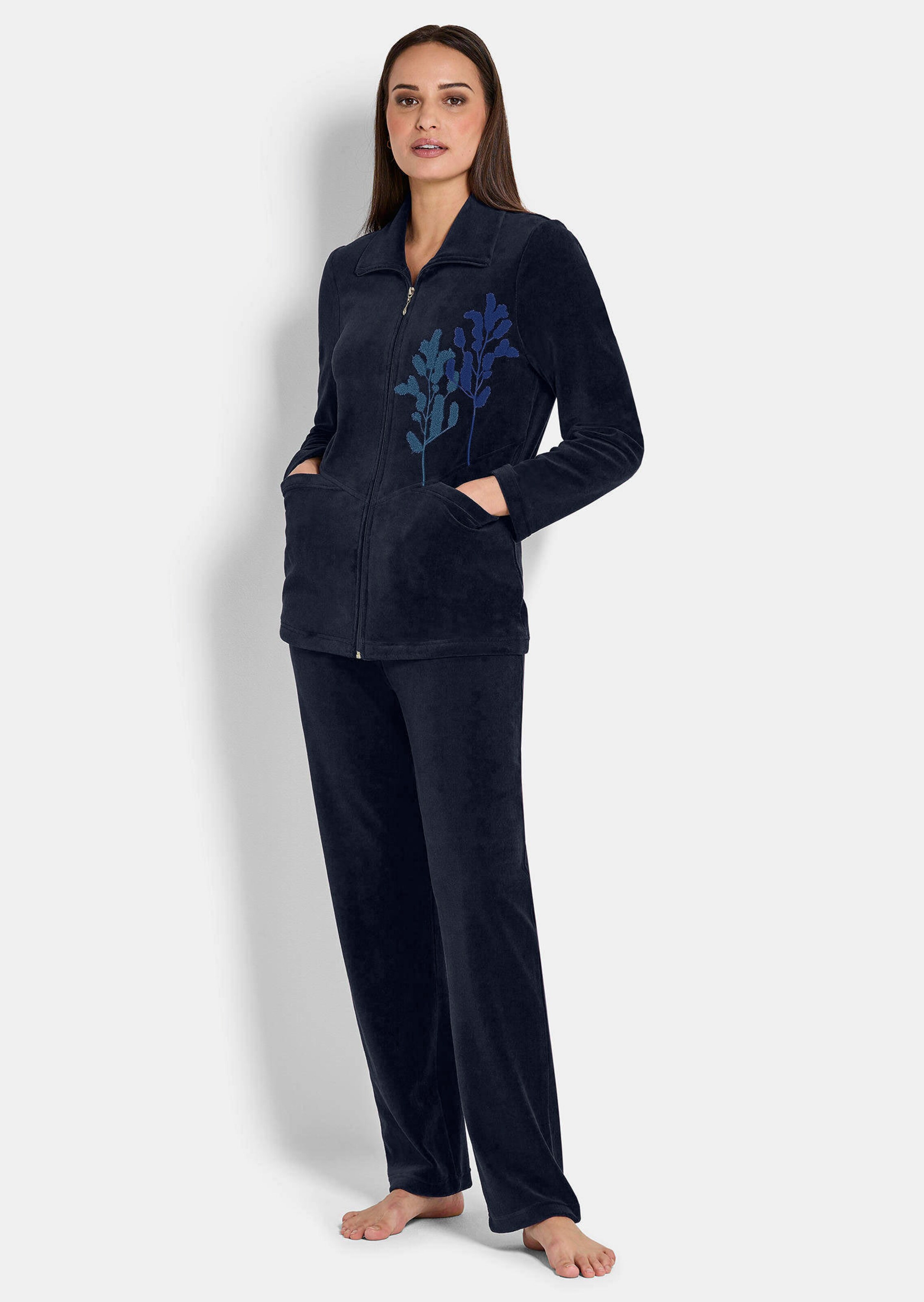 Ensemble de détente en velours ras avec broderie