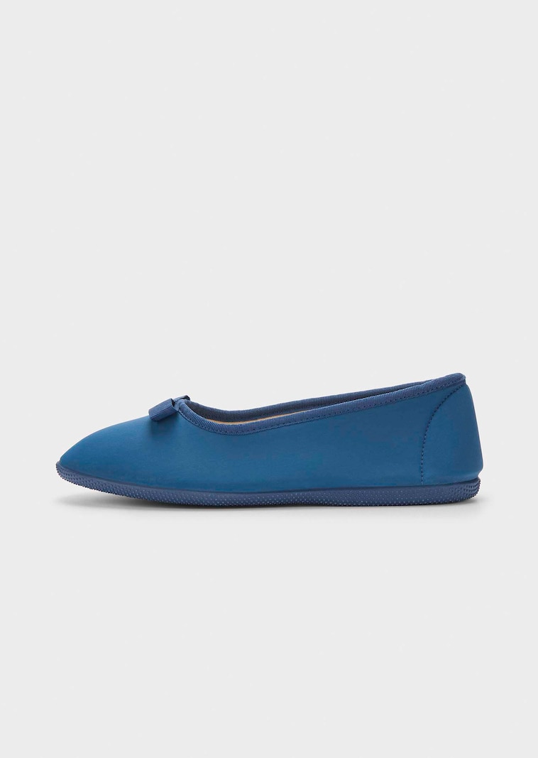 Pantoufles ballerines avec semelle extérieure à surface structurée pour une meilleure accroche.
