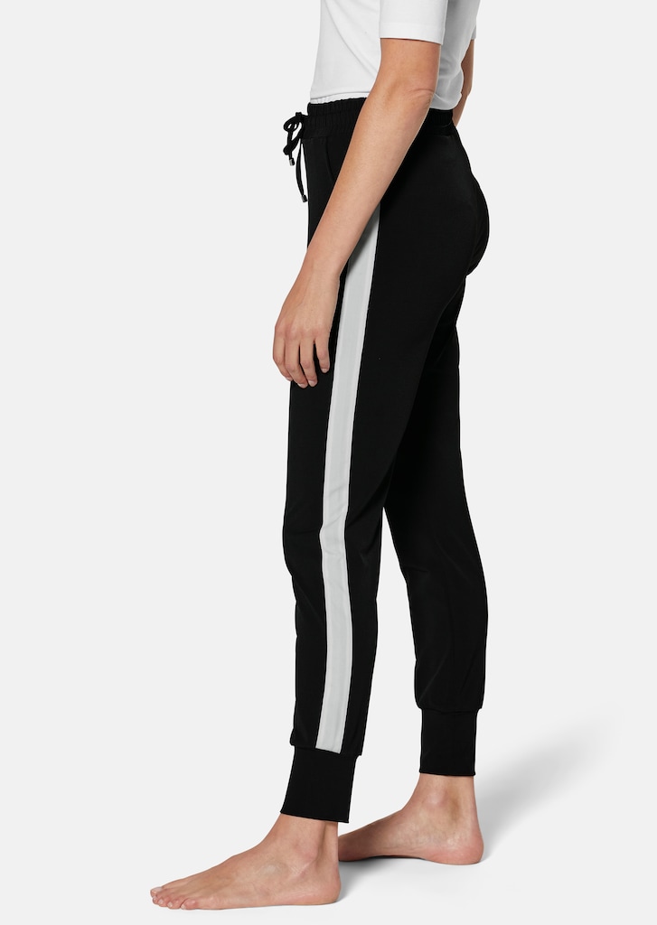 Jogg trousers with contrasting stripes 3