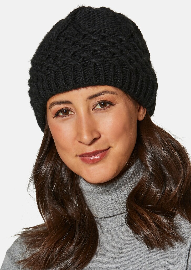 Knitted hat with cable pattern 1