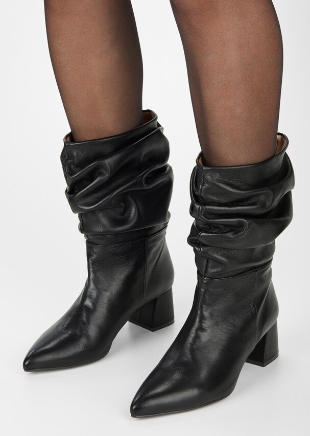 Leather boots with a ruffled shaft