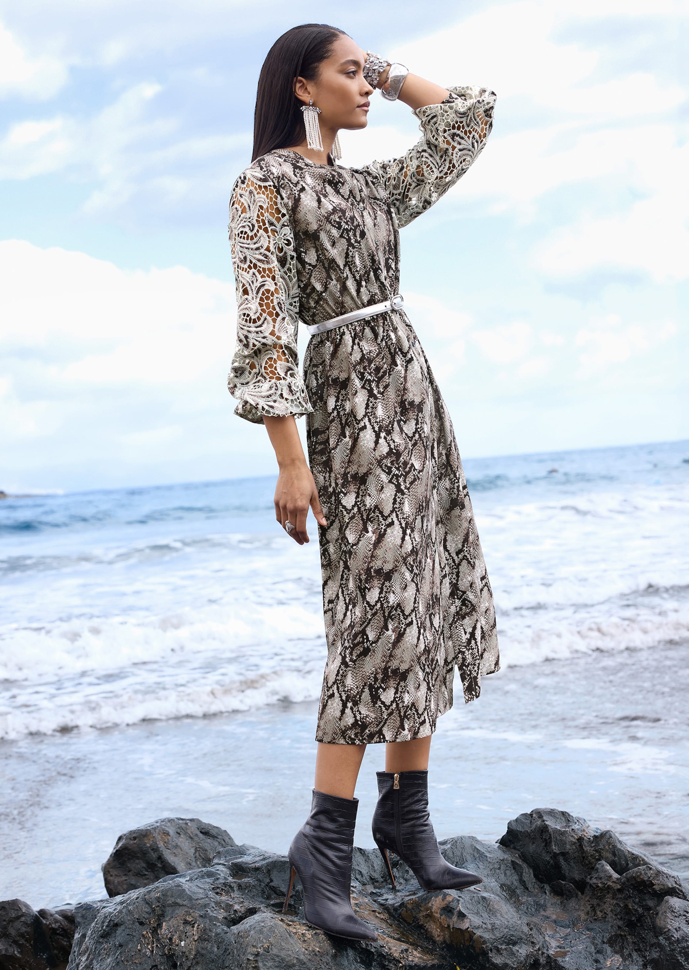 Kleid mit Schlangen-Print und Spitzen-Ärmeln