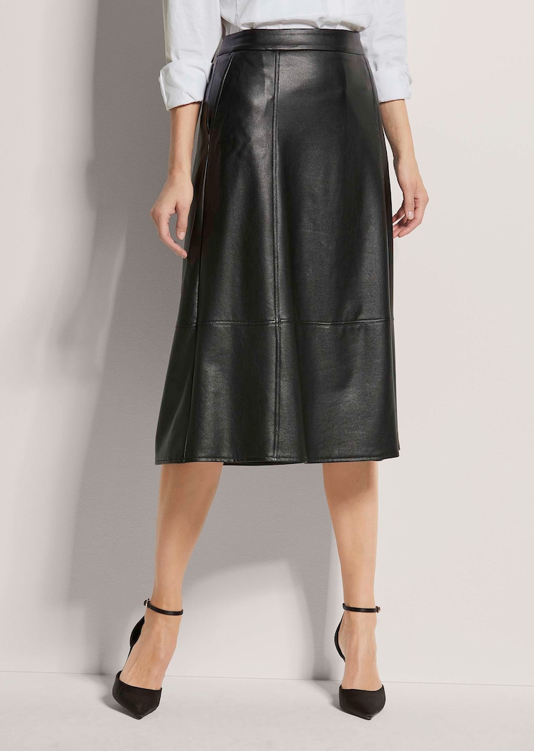 Schwungvoller Rock im Leder-Look