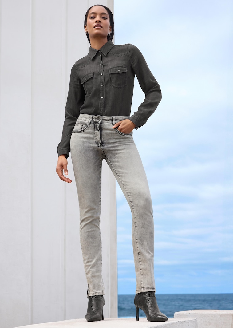 Schmale Jeans mit Strass und Stickerei