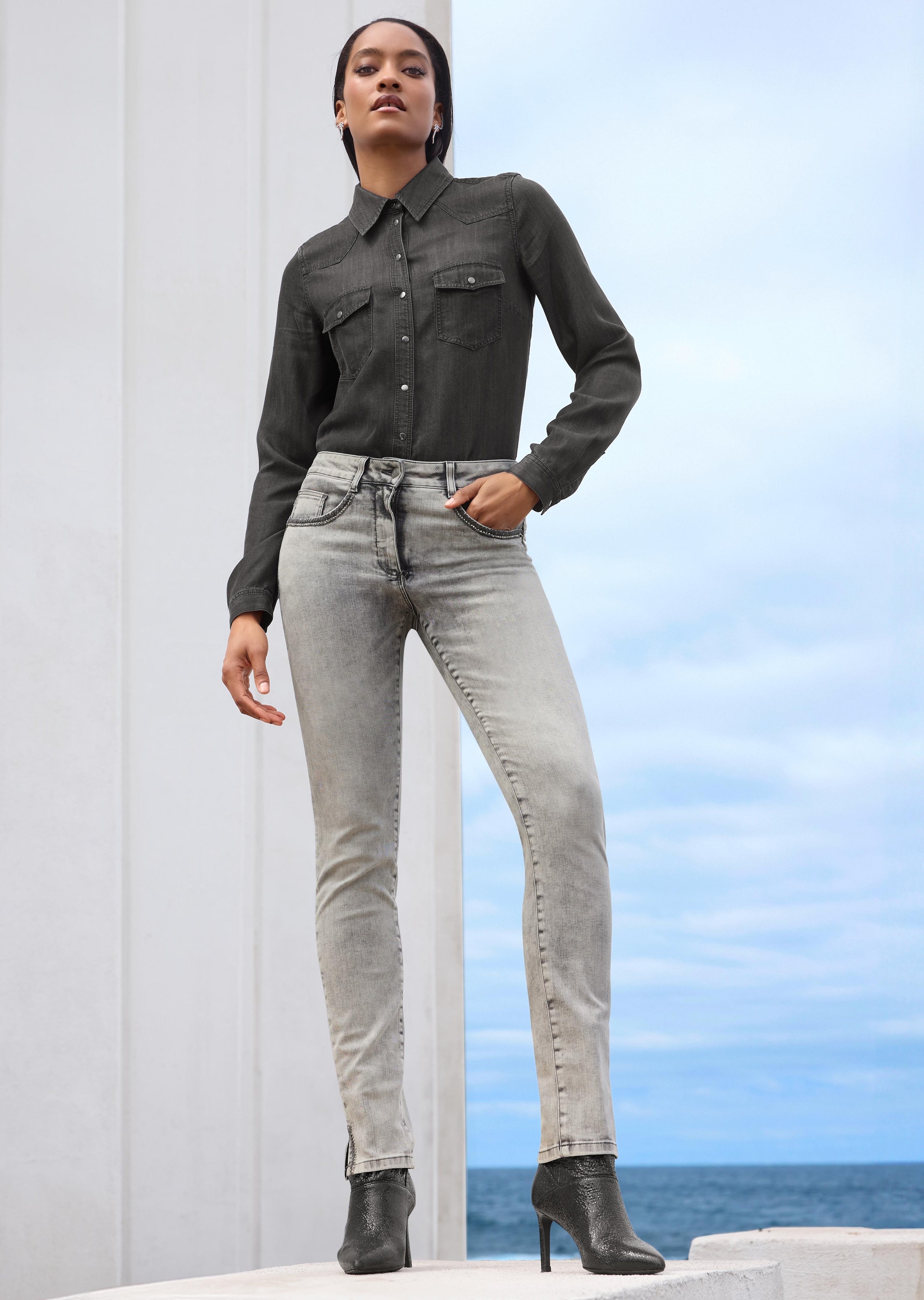 Schmale Jeans mit Strass und Stickerei