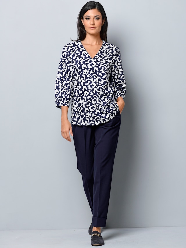 Bluse mit modischem Animal - und Blusendessin 1