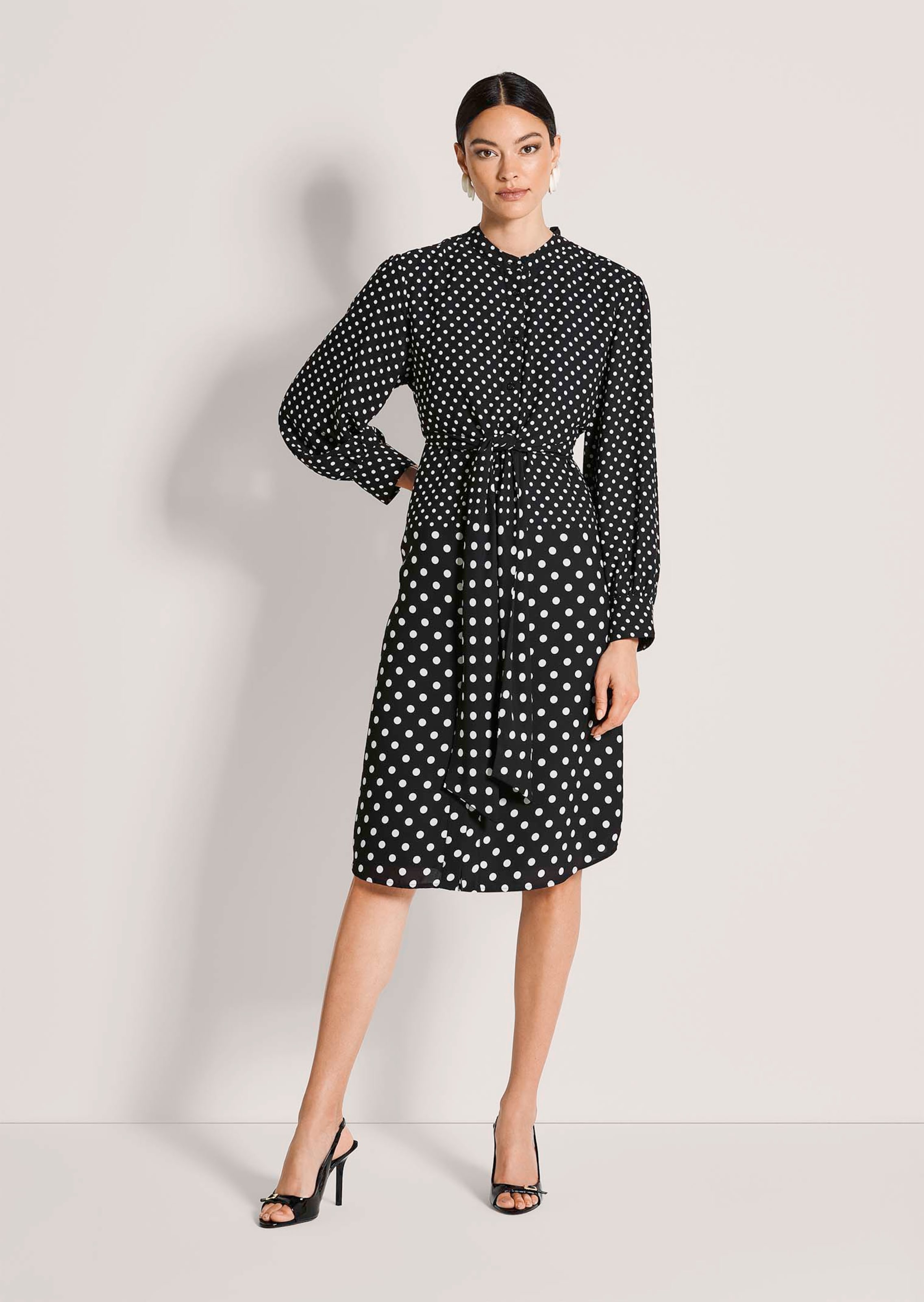 Polka dot dress with tie belt in black / natural white | MADELEINE Fashion
