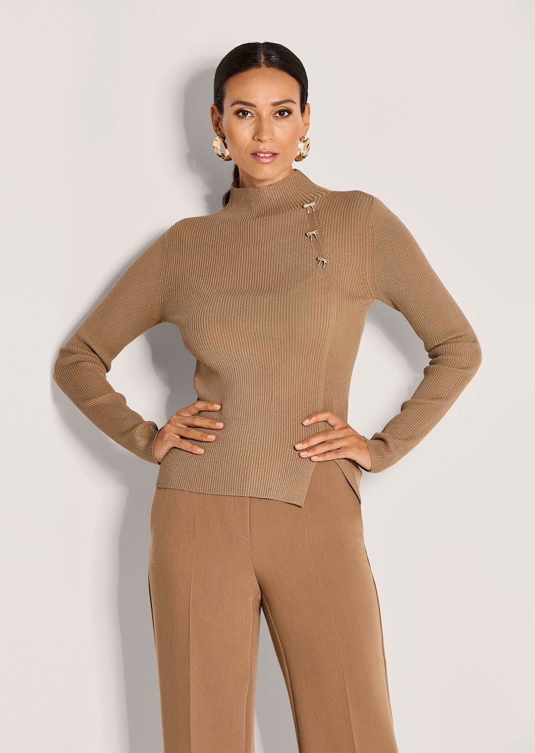 Rippstrick-Pullover mit abnehmbaren Broschen