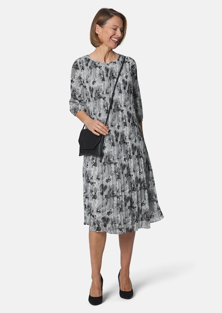 Näyttävästi pliseerattu mekko