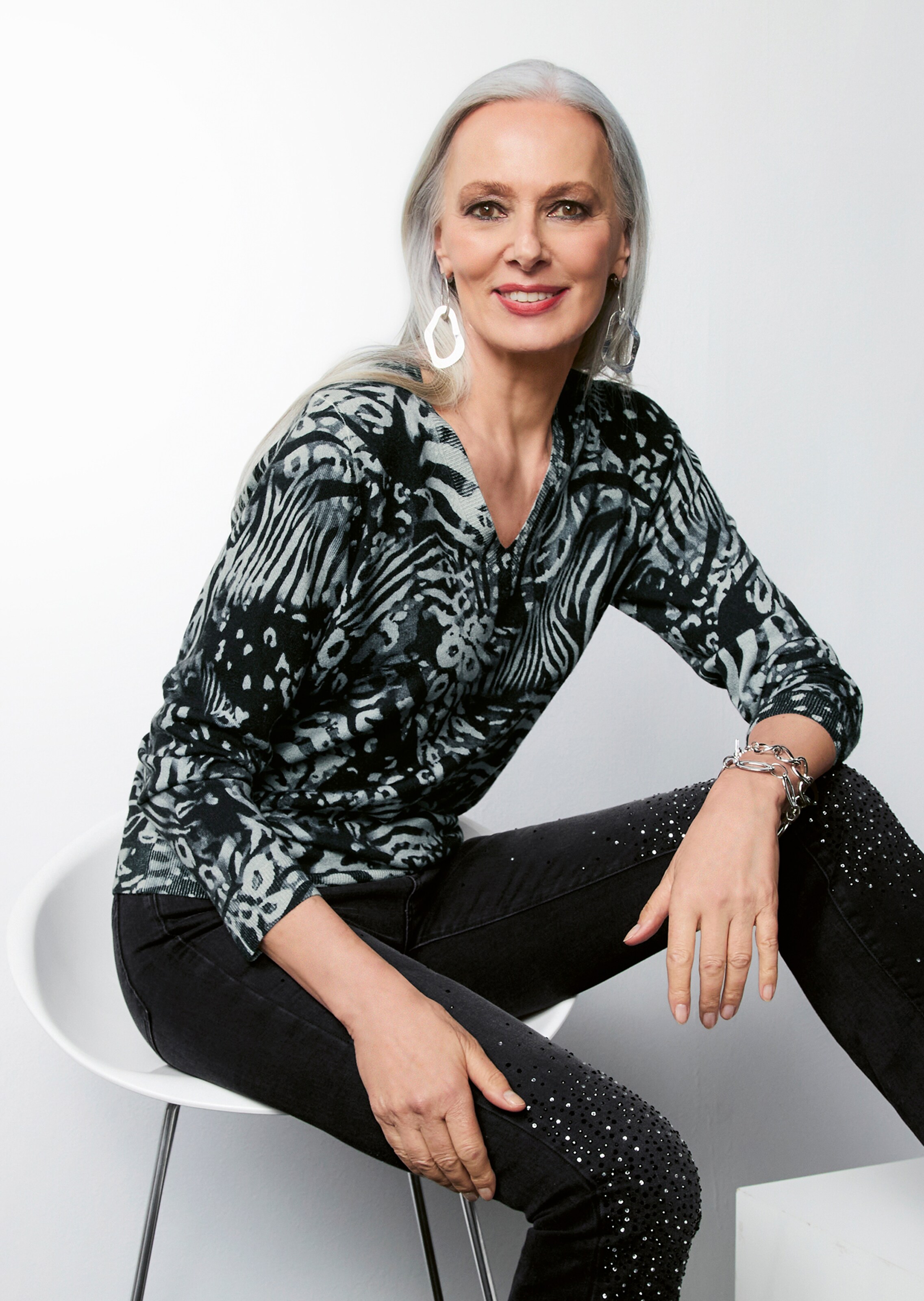 V-Pullover mit Unikat-Print